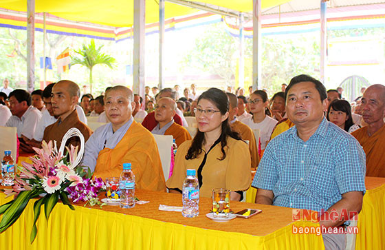 Đại diện lãnh đạo Ủy ban MTTQ Việt Nam tỉnh Nghệ An, thành phố Vinh và các Đại đức, Phật tử có mặt tại buổi lễ.