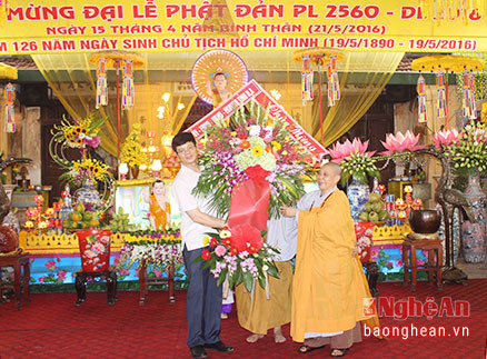 Thay mặt Tỉnh ủy, HĐND, UBND, Ủy ban MTTQ Việt Nam tỉnh Nghệ An, đồng chí Lê Xuân Đại trao tặng lẵng hoa cho Trụ trì Tổ đình Cần Linh, kính mừng Đại lễ Phật Đản.