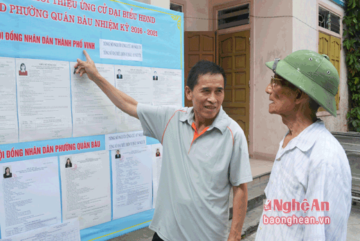 Để đảm bảo việc bầu cử đúng quy định, các thành viên tổ bầu cử nhiệt tình hướng dẫn cho cử tri nắm rõ các quy định. Trong ảnh: Bác Lê Khắc Tâm - Thư ký tổ bầu cử số 6 P. Quán Bàu (khối 11 - 12) đang hướng dẫn cho cử tri Phạm Ngõa (Khối 11) về quy định bầu cử.