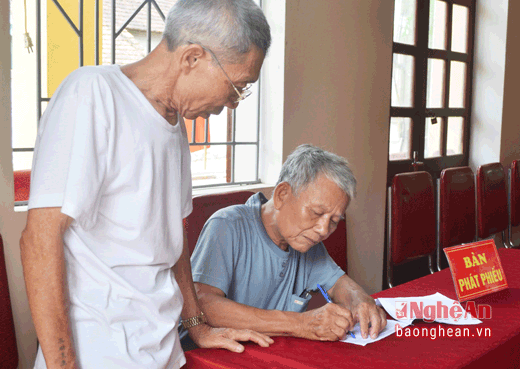 Hiện nay, các điểm bầu cử ở Hưng Đông đều cơ bản hoàn tất, phiếu cử tri đã được phát xong trước ngày 19/5 theo quy định. Trong ảnh: Bác Nguyễn Văn Minh, xóm trưởng xóm Yên Bình, tổ trưởng tổ bầu cử số 9 (gồm địa bàn xóm Yên Bình và khu tập thể xí nghiệp đầu máy Vinh) đang thực hiện rà lại danh sách cử trị.