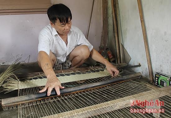 Những cây cói qua bàn tay khéo léo  của người dân Hưng Hòa, đã làm nên những chiếc chiếu đẹp, có thương hiệu.