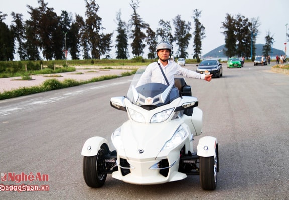 Can-am Spyder RT của biker Đào Hoa Vinh (CLB moto thể thao Nghệ An)  là sản phẩm của hãng chế tạo động cơ nổi tiếng Bombadier Recreational Products  đến từ Canada. Là mẫu xe được chia sẻ hài hòa thiết kế giữa dòng xe mô tô hai bánh mạnh mẽ, khỏe khoắn và tạo nên đẳng cấp hoàn toàn khác biệt trong dòng xe mô tô đường trường. 