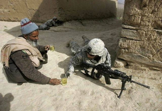 Afghanistan: Họng súng của người lính Mỹ đang chĩa vào ai không quan trọng đối với người đàn ông Afghanistan vào lúc này.