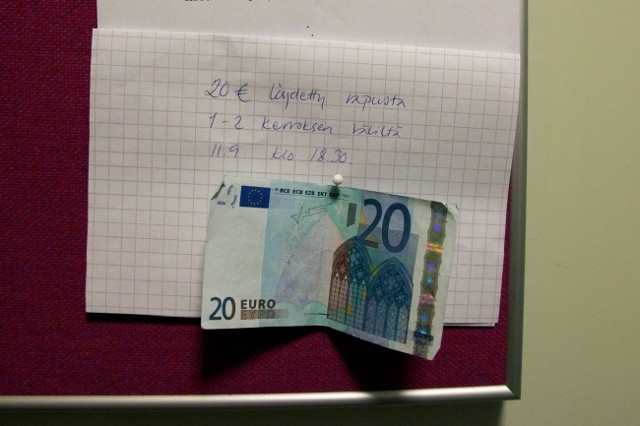  Phần Lan. Một lời nhắn thật đáng yêu: “Tờ 20 Euro này được tìm thấy trên lối cầu thang bộ giữa tầng 1 và tầng 2 vào ngày 11/09 lúc 6.30 chiều.”