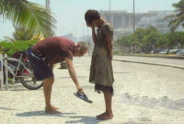 Brazil: Sự chia sẻ của người đàn ông với bé gái vô gia cư tại Rio de Janeiro.
