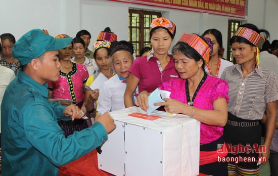 Điểm bầu cử bản Tùng Hương, Tam Quang, Tương Dương, có 507 cử tri, trong đó có 262 cử trị là nữ. Đây là bản của 100% đồng bào Thái Tày Pọng cổ sinh sống (12)