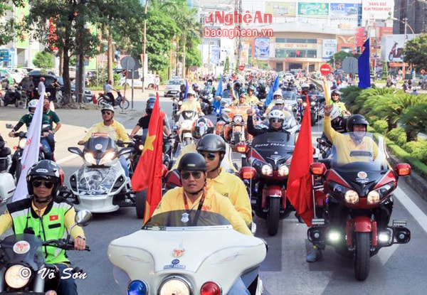 Hàng trăm biker hội tụ tại phố biển Cửa Lò
