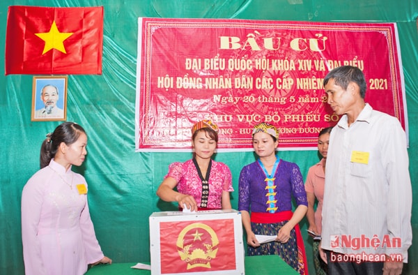 Tổ chức bầu cử sớm ở khu vực số 5 tại bản Xàn, xã Hữu Khuông (Tương Dương). Ảnh: Thành Chung