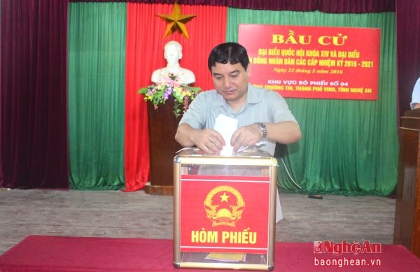 Bí thư Tỉnh ủy Nguyễn Đắc Vinh bỏ phiếu bầu cử tại tổ bỏ phiếu Khối 4 Phường Trường Thi.