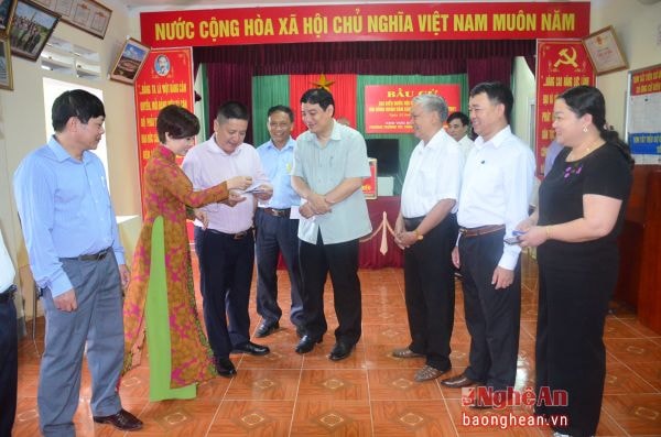 Đồng chí Nguyễn Đắc Vinh trò chuyện với các cử tri và ban bầu cử Phường Trường Thi.