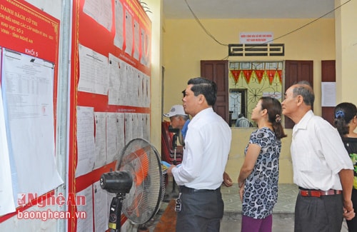 Các cử tri nghiên cứu cẩn thận lý lịch các ứng cử viên đại biểu Quốc hội và HĐND các cấp trước khi bỏ phiếu.