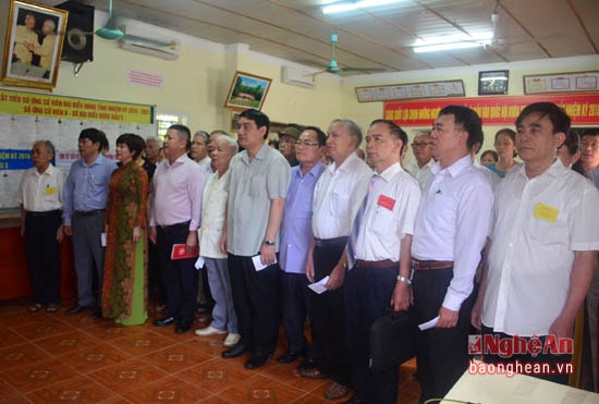 Các đại biểu làm lễ chào cờ khai mạc bầu cử.