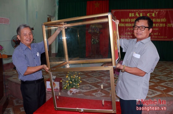 Ban thư ký điểm bầu cử kiểm tra hòm bỏ phiếu