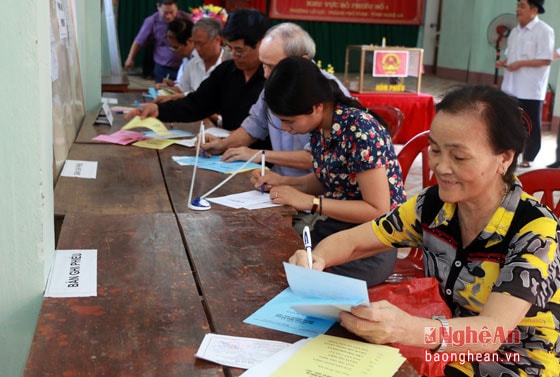 Rất nhiều cử tri đến làm thủ tục bỏ phiếu từ sáng sớm
