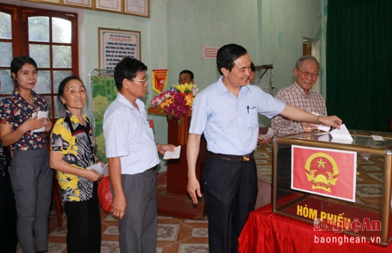 Đồng chí Lê Ngọc Hoa bỏ phiếu thực hiện quyền công dân