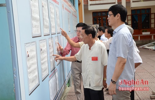 Tổ bầu cử số 4 và số 5, khu vực bầu cử số 2 phường Hồng Sơn có 1.809 cử tri. Ngay từ sáng sớm đã có rất đông các cử tri tập trung về đây dự lễ khai mạc và thực hiện nghĩa vụ công dân.