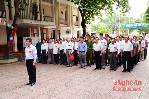 Đúng 6 giờ 30 phút sáng, hai tổ bầu cử số 4 và số 5 tổ chức khai mạc chương trình bầu cử tại đây.