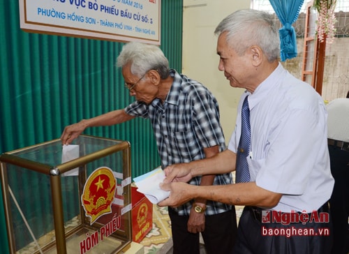 Ngay sau lễ khai mạc, đúng 7 giờ sáng, các cử tri thực hiện quyền và nghĩa vụ bỏ phiếu bầu cử đại biểu Quốc hội Khóa XIV và HĐND các cấp nhiệm kỳ 2016-2021 của mình. Những lá phiếu đầu tiên đã được những cao tuổi, người có uy tín lần lượt bỏ vào hòm phiếu