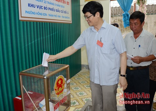 Cùng với các cử tri phường Hồng Sơn, đồng chí Lê Xuân Đại thực hiện nghĩa vụ thiêng liêng của mình.