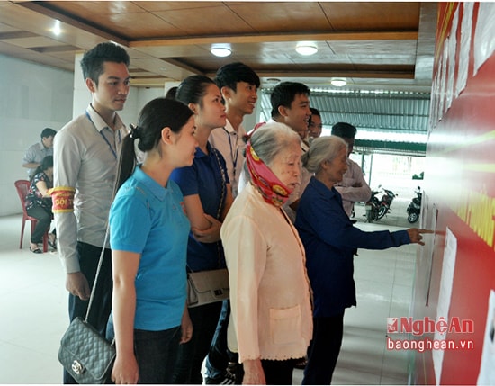 Cử tri tìm hiểu tiểu sử của các ứng cử viên trước giờ bỏ phiếu.