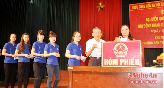 Các cử tri thuộc khu vực bỏ phiếu số 4, phường Bến Thủy tham gia bầu cử.