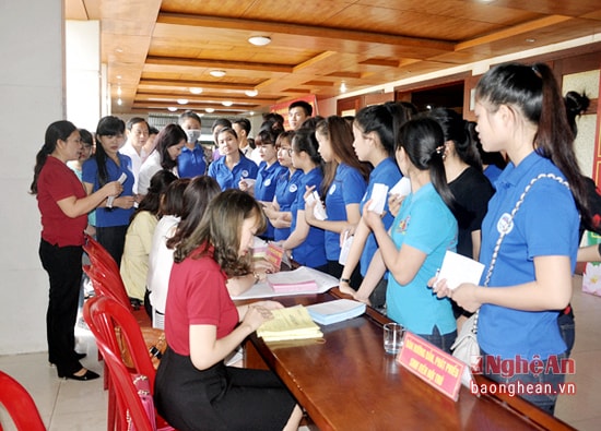 Sinh viên Trường Đại học Vinh nhận phiếu bầu cử.