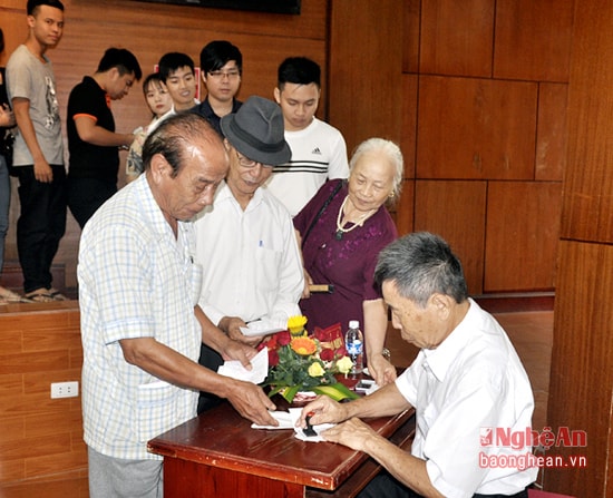 Đóng dấu thẻ cử tri đã tham gia bầu cử.