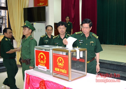 Các cử tri thuộc cơ quan Bộ đội Biên phòng tỉnh Nghệ An thực hiện quyền và nghĩa vụ công dân.