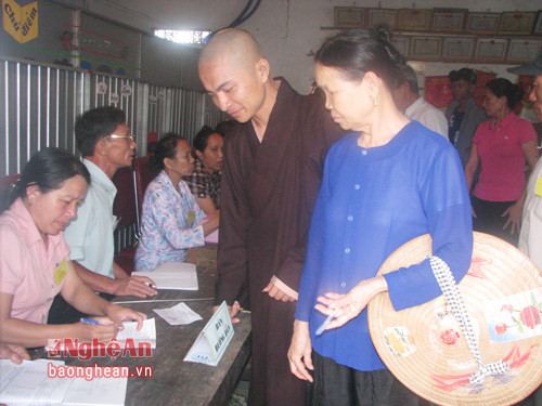 Đại đức Thích Hải An và phật tử chùa An Thái làm thủ tục bỏ phiếu từ rất sớm 