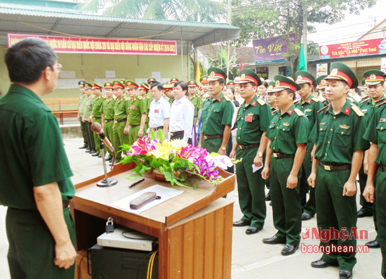 Các cán bộ, chiến sỹ và nhân dân huyện Con Cuông làm lễ khai mạc bầu cử.