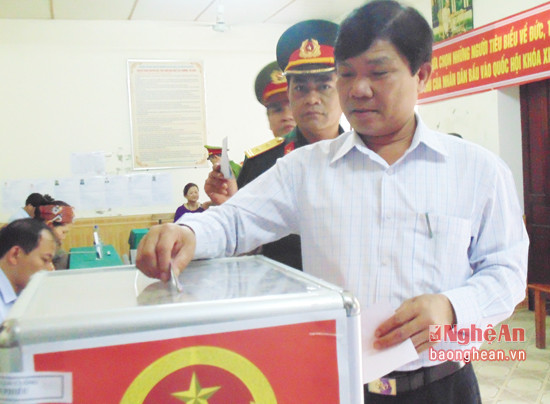 Đồng chí Hoàng Đình Tuấn - Bí thư Huyện ủy Con Cuông bỏ phiếu.