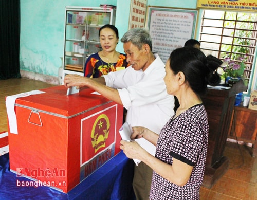 . Các cử tri khối Quang Thịnh tiến hành bỏ phiếu.