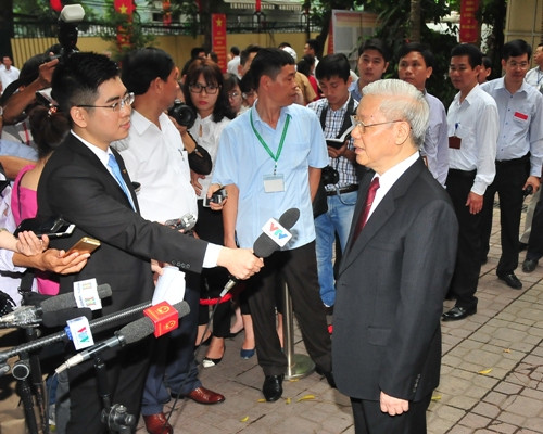Tổng Bí thư Nguyễn Phú Trọng trao đổi với báo chí ngay sau khi thực hiện bỏ phiếu bầu cử. (Ảnh: KT).