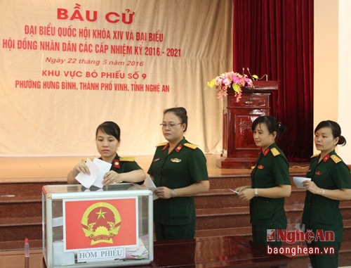 Cán bộ, hội viên phụ nữ Bộ CHQS tỉnh thực hiện quyền và nghĩa vụ bầu cử.