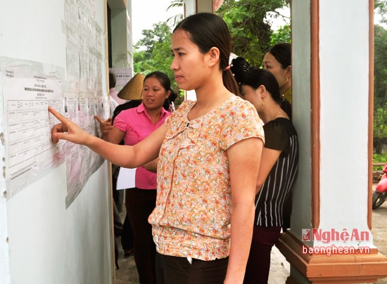 Cử tri Anh Sơn xem danh sách ứng cử viên.