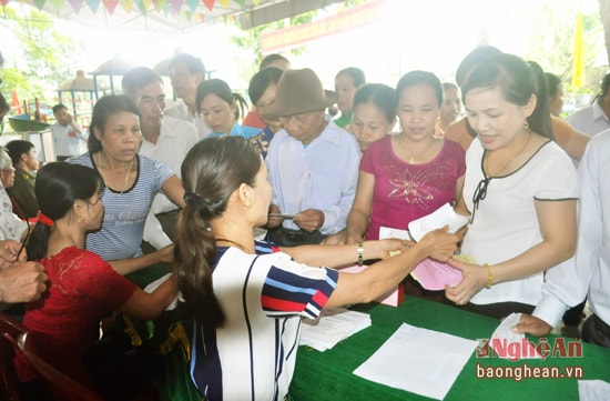 Người dân làm thủ tục bỏ phiếu.