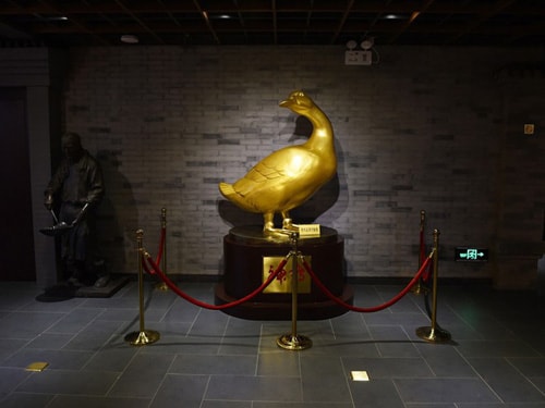 bao-tang-do-an-khien-du-khach-nhin-la-phat-them-2