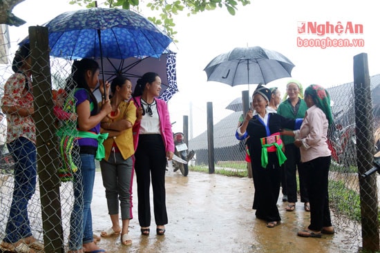 Ngay từ sáng sớm, ở các xã biên giới như Nậm Càn, Na Ngoi đều xảy ra mưa lớn. Tuy nhiên rất nhiều cử tri đã đội mưa đến điểm bầu cử rất sớm.