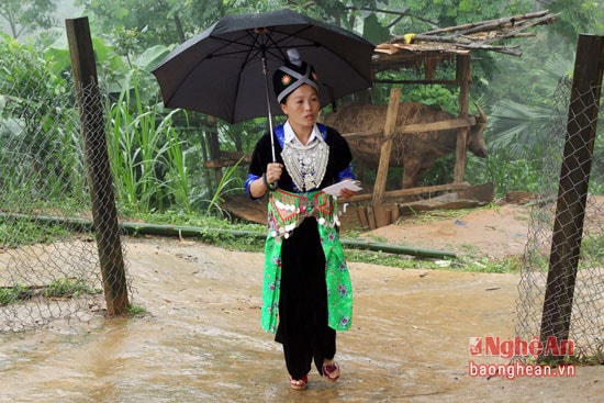 Dù trời mưa nhưng chị em phụ nữ vẫn diện cho mình bộ trang phục truyền thống đẹp nhất.