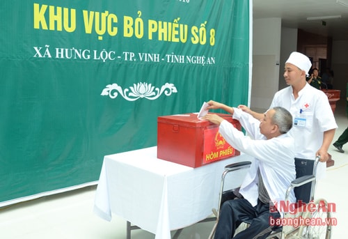 Điểm bầu cử được đặt tại đại sảnh Bệnh viện, những người bệnh có đủ điều kiện sử khỏe thì đến bầu cử tại đây.