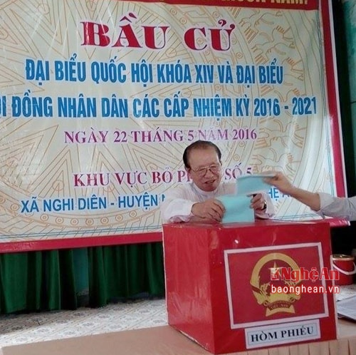 Linh mục Võ Thanh Tâm là người đầu tiên bỏ phiếu bầu Đại biểu Quốc hội và Đại biểu HĐND các cấp. 