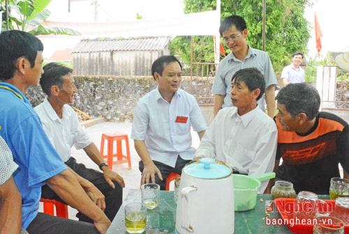 Đồng chí Hồ Phúc Hợp trao đổi với cử tri xã Diễn Quảng (Diễn Châu).
