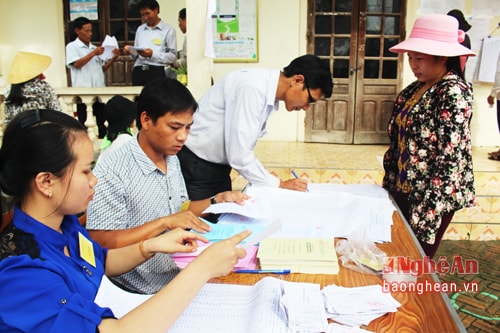 Cử tri làm thủ tục bầu cử.