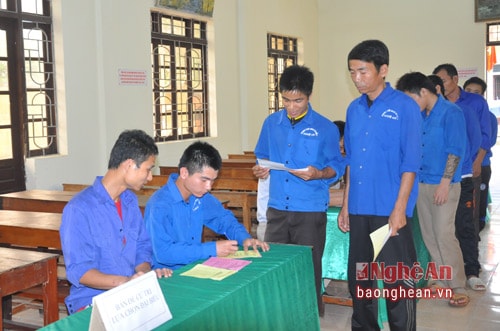 Các học viên cai nghiện lựa chọn các đại biểu ưu tú vào HĐND tỉnh.