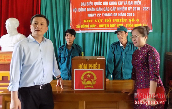Đồng chí Lê Quang Huy kiểm tra bầu cử tại khu vực bỏ phiếu số 6 của xã Đồng Hợp