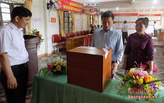 Đồng chí Lê Quang Huy kiểm tra bầu cử tại khu vực bỏ phiếu số 3 của xã Nghĩa Xuân