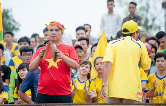 Những CĐV trung thành của SLNA luôn làm tất cả để các khán đài sân Vinh sôi động trong suốt trận đấu.