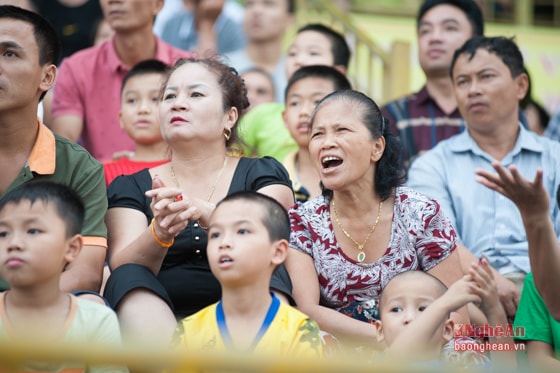 Trên khán đài sân Vinh còn có nhiều cổ động viên nữ ở các lứa tuổi khác nhau.