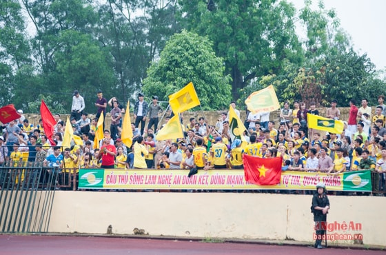 Các cổ động viên SLNA phấn khích khi cầu thủ Baba ghi bàn nâng tỉ số 2-0 cho đội nhà