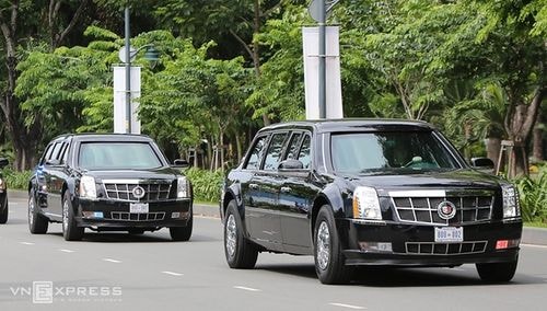 Trong số những chiếc xe của đoàn, có hai chiếc Cadillac One. Hai xe này giống hệt nhau, cùng mang biển số 800-002. Một trong hai xe sẽ chở Tổng thống Obama khi ông di chuyển trên đường.